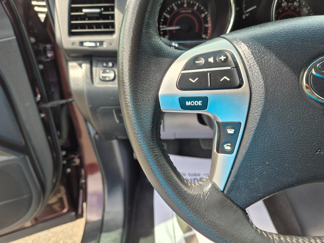 Toyota Highlander Base 2WD V6 2012