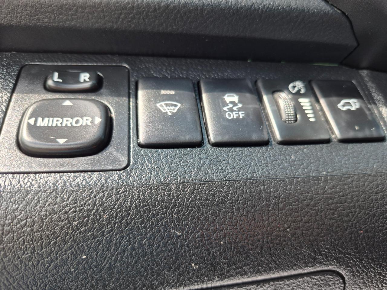 Toyota Highlander Base 2WD V6 2012