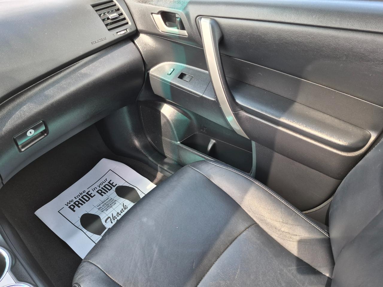 Toyota Highlander Base 2WD V6 2012