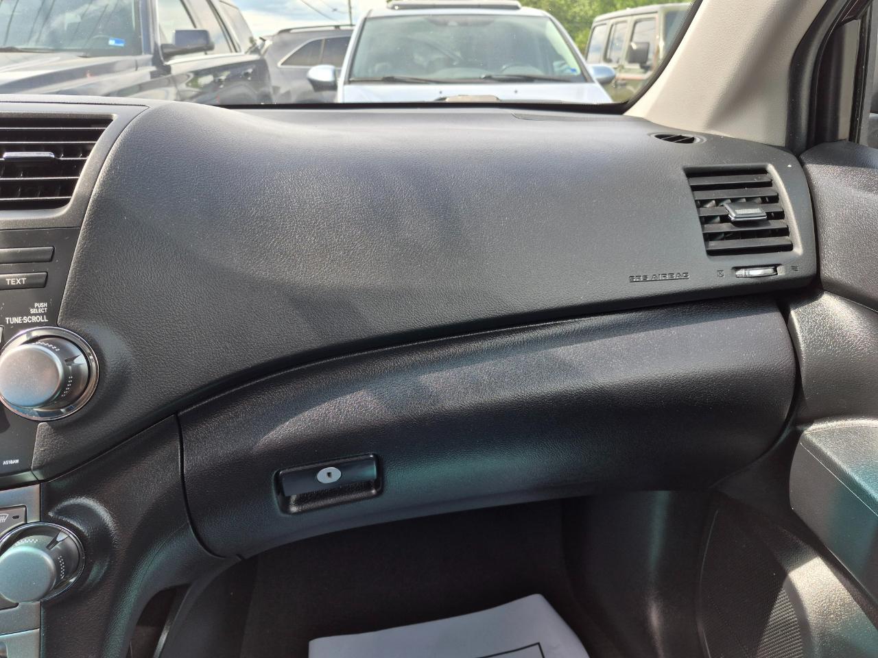 Toyota Highlander Base 2WD V6 2012