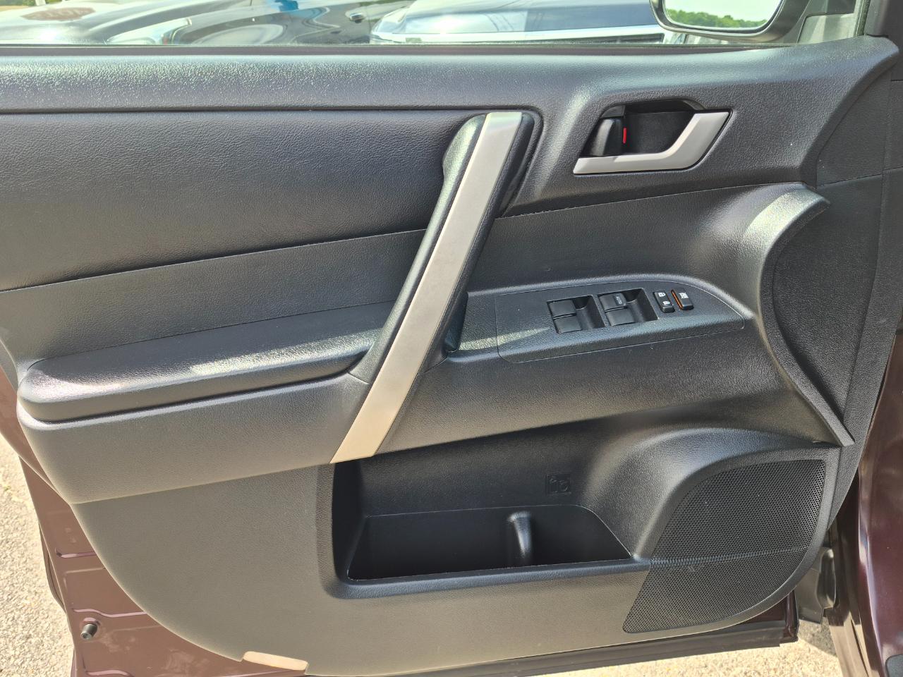 Toyota Highlander Base 2WD V6 2012