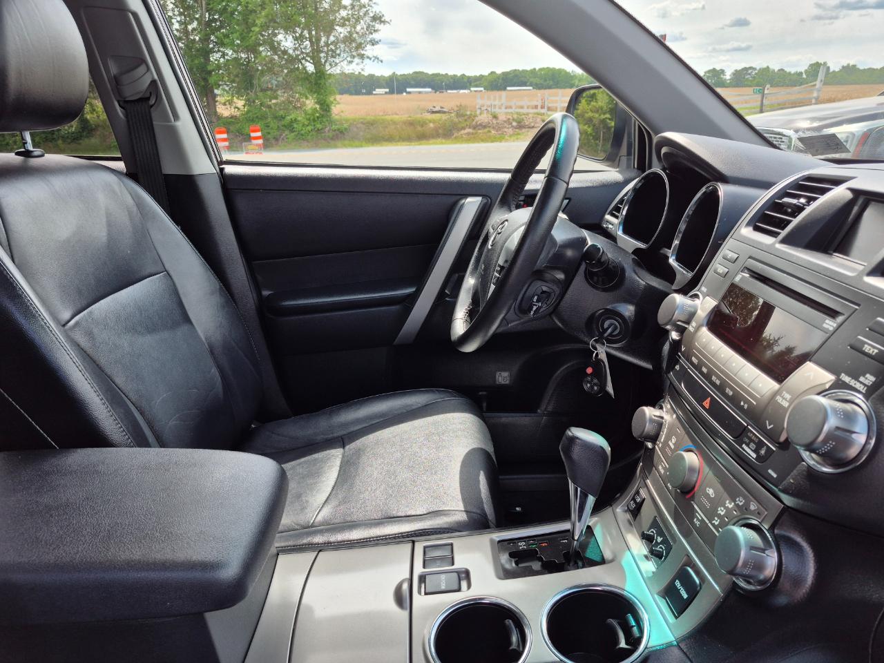 Toyota Highlander Base 2WD V6 2012