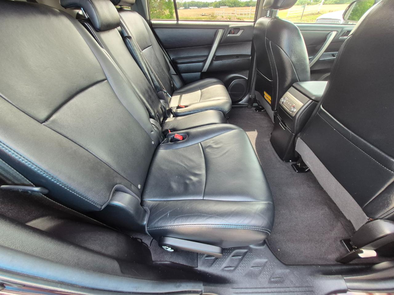 Toyota Highlander Base 2WD V6 2012