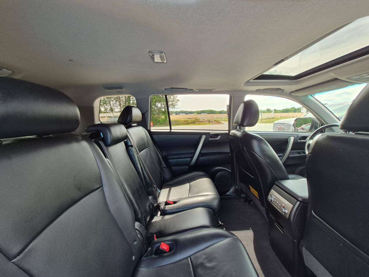 Toyota Highlander Base 2WD V6 2012