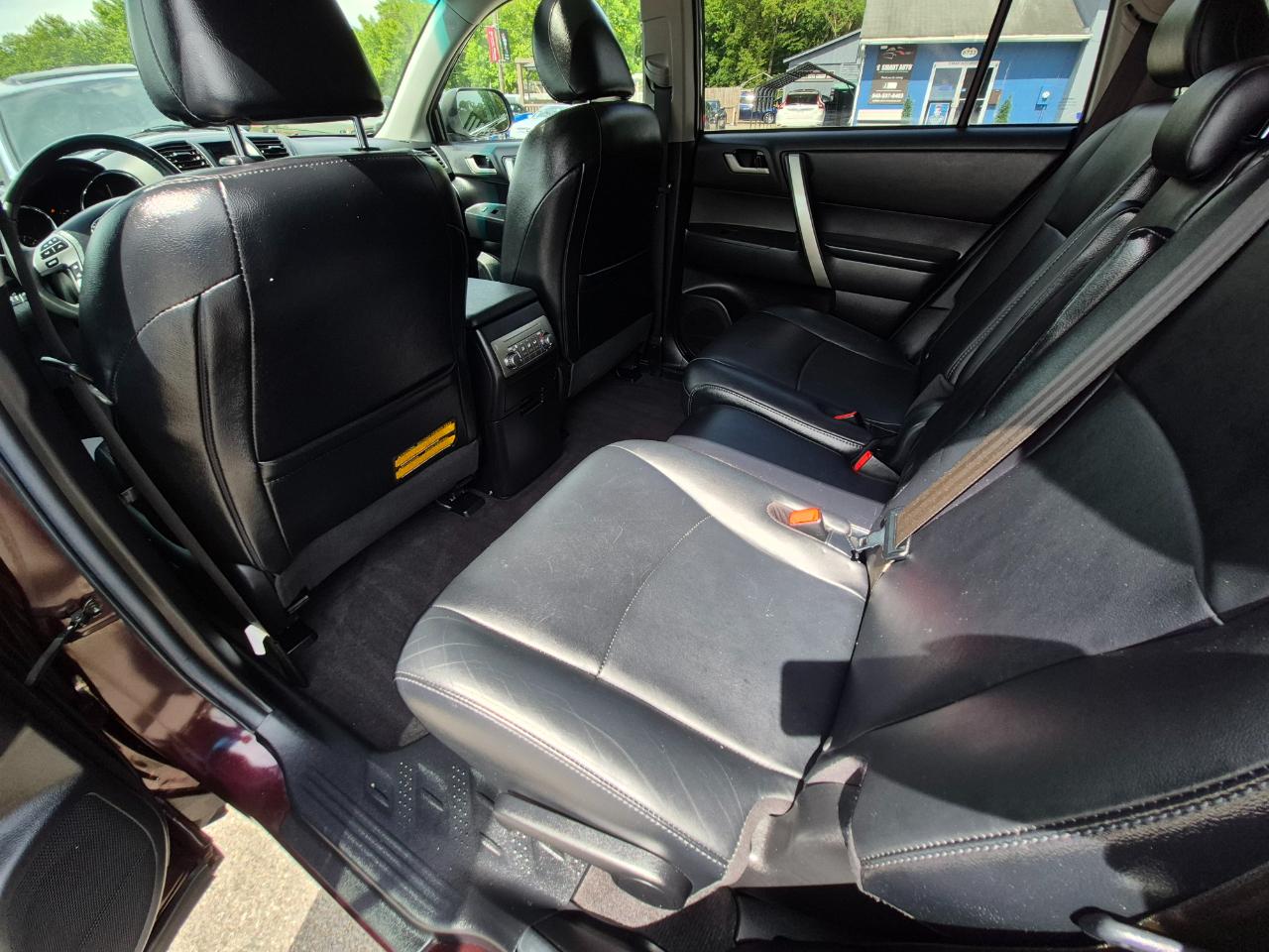 Toyota Highlander Base 2WD V6 2012