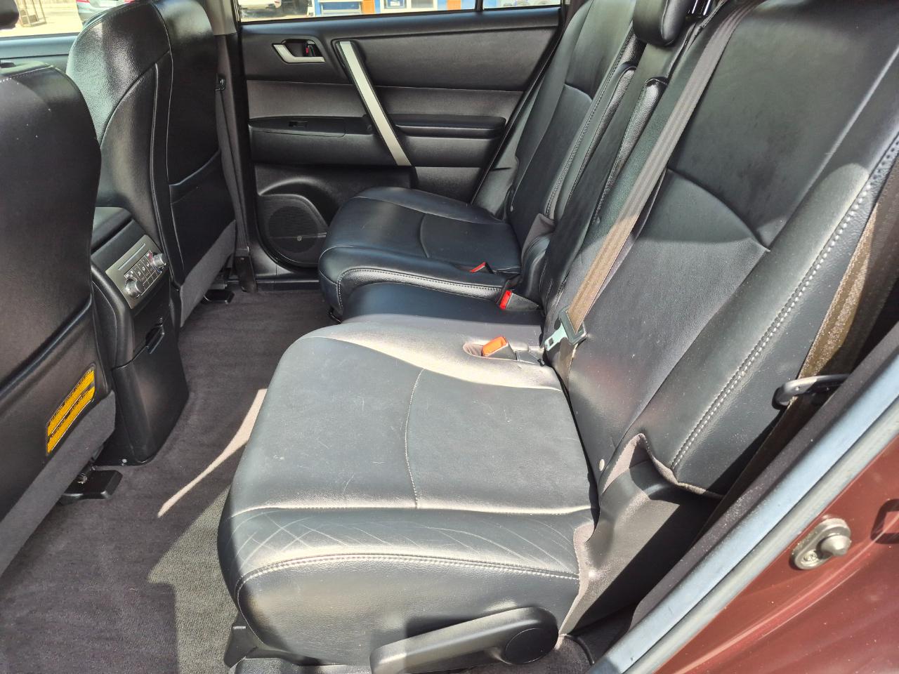 Toyota Highlander Base 2WD V6 2012