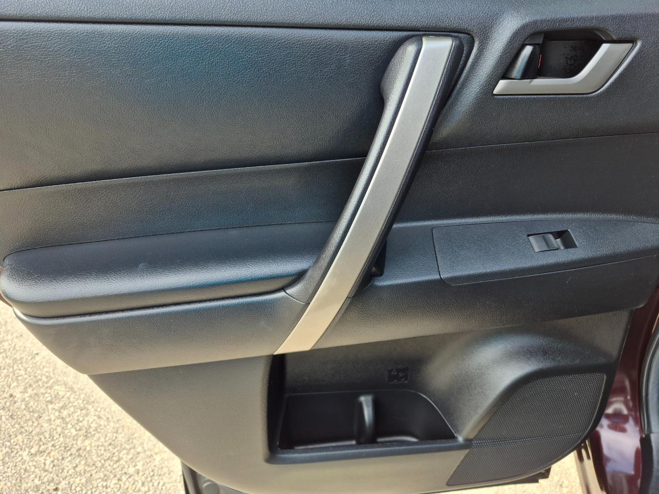 Toyota Highlander Base 2WD V6 2012