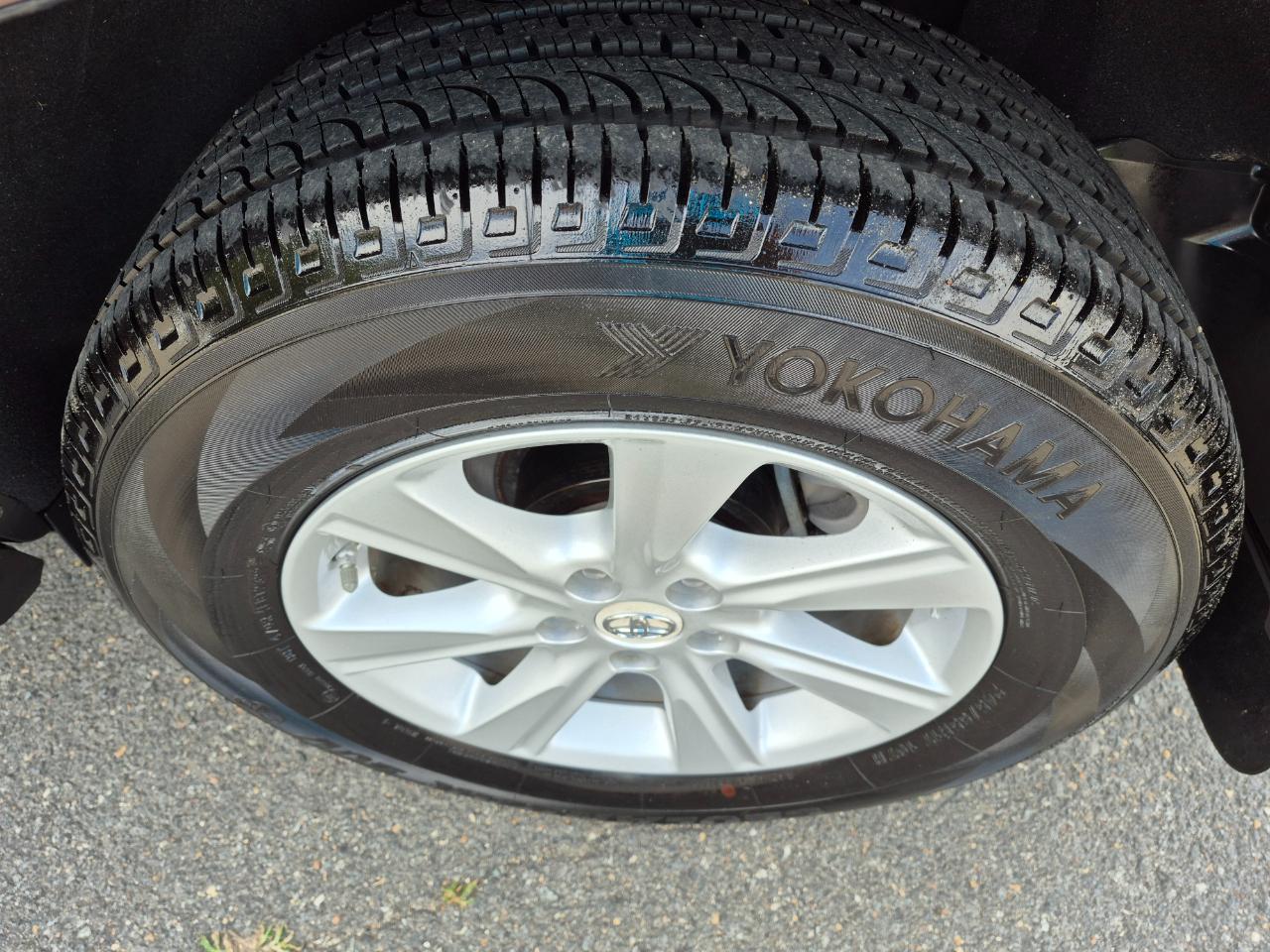 Toyota Highlander Base 2WD V6 2012