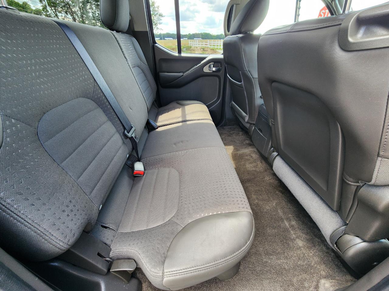Nissan Frontier LE Crew Cab 4WD 2010