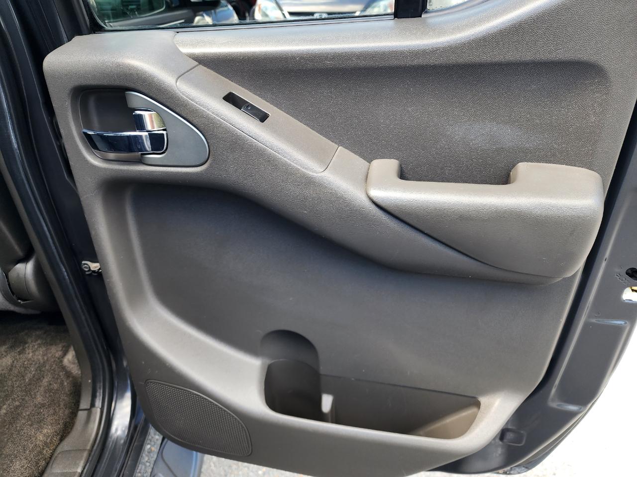 Nissan Frontier LE Crew Cab 4WD 2010