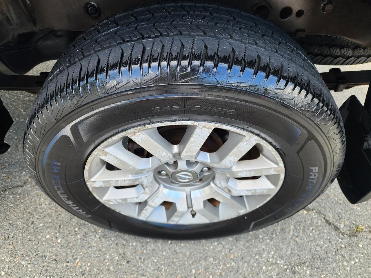 Nissan Frontier LE Crew Cab 4WD 2010