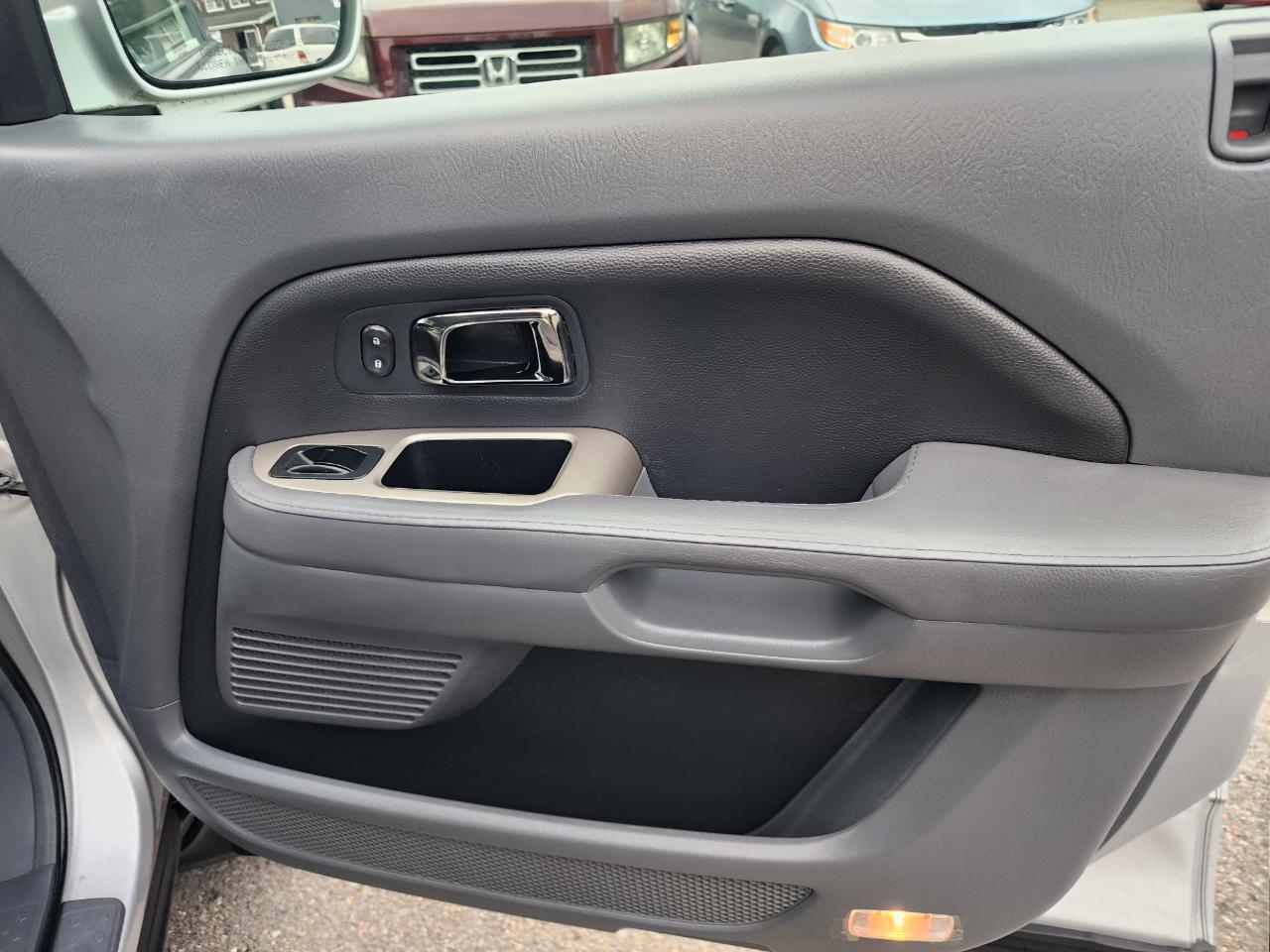 Honda Pilot EX w/Leather and Navigation 2006
