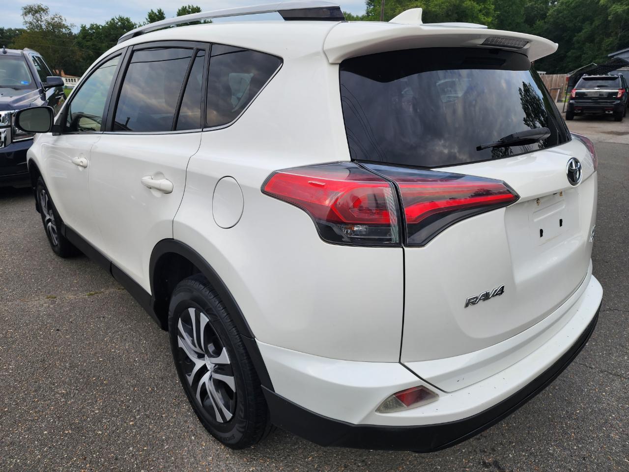 Toyota RAV4 LE AWD 2016