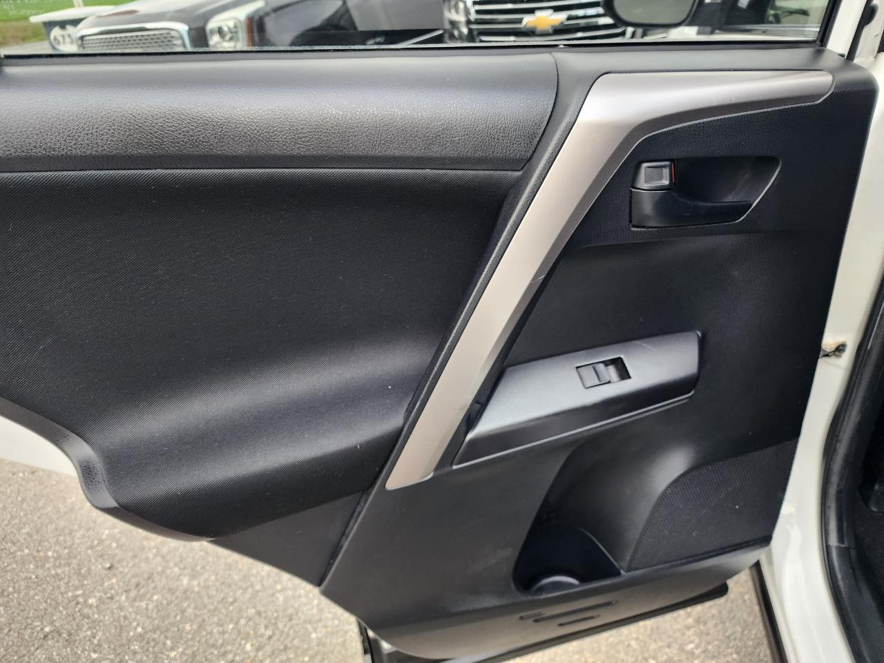 Toyota RAV4 LE AWD 2016
