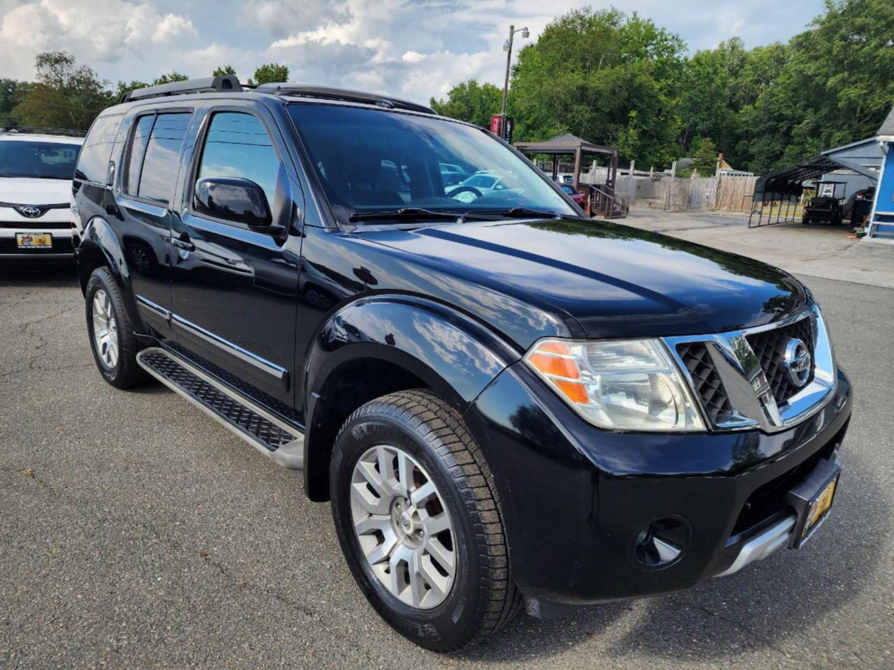 Nissan Pathfinder LE 4WD 2011
