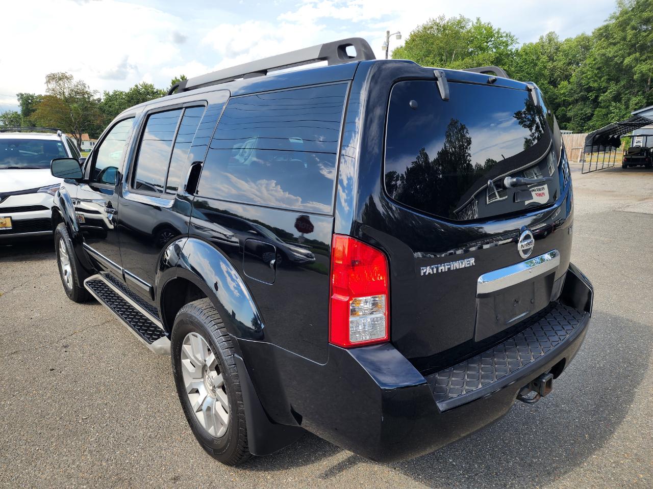 Nissan Pathfinder LE 4WD 2011