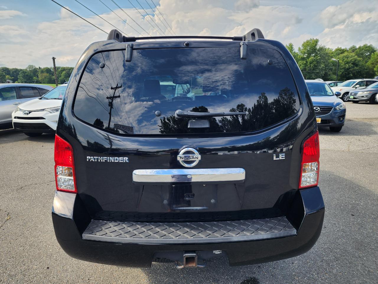 Nissan Pathfinder LE 4WD 2011