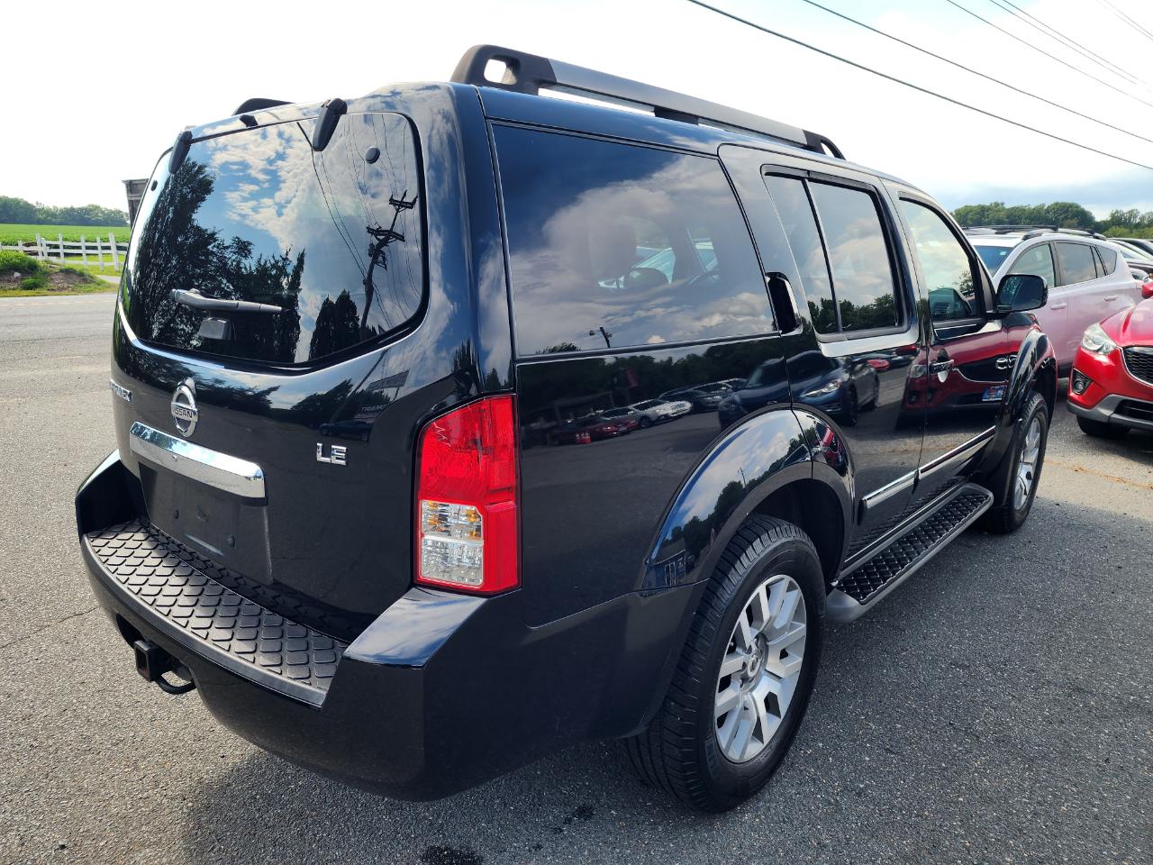 Nissan Pathfinder LE 4WD 2011