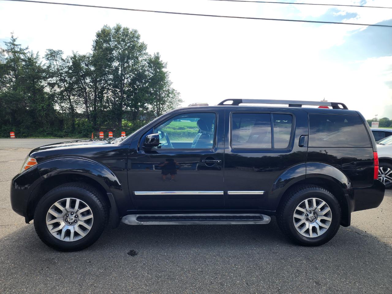 Nissan Pathfinder LE 4WD 2011