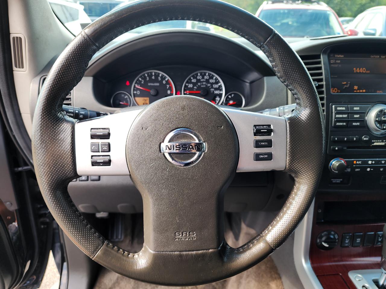 Nissan Pathfinder LE 4WD 2011