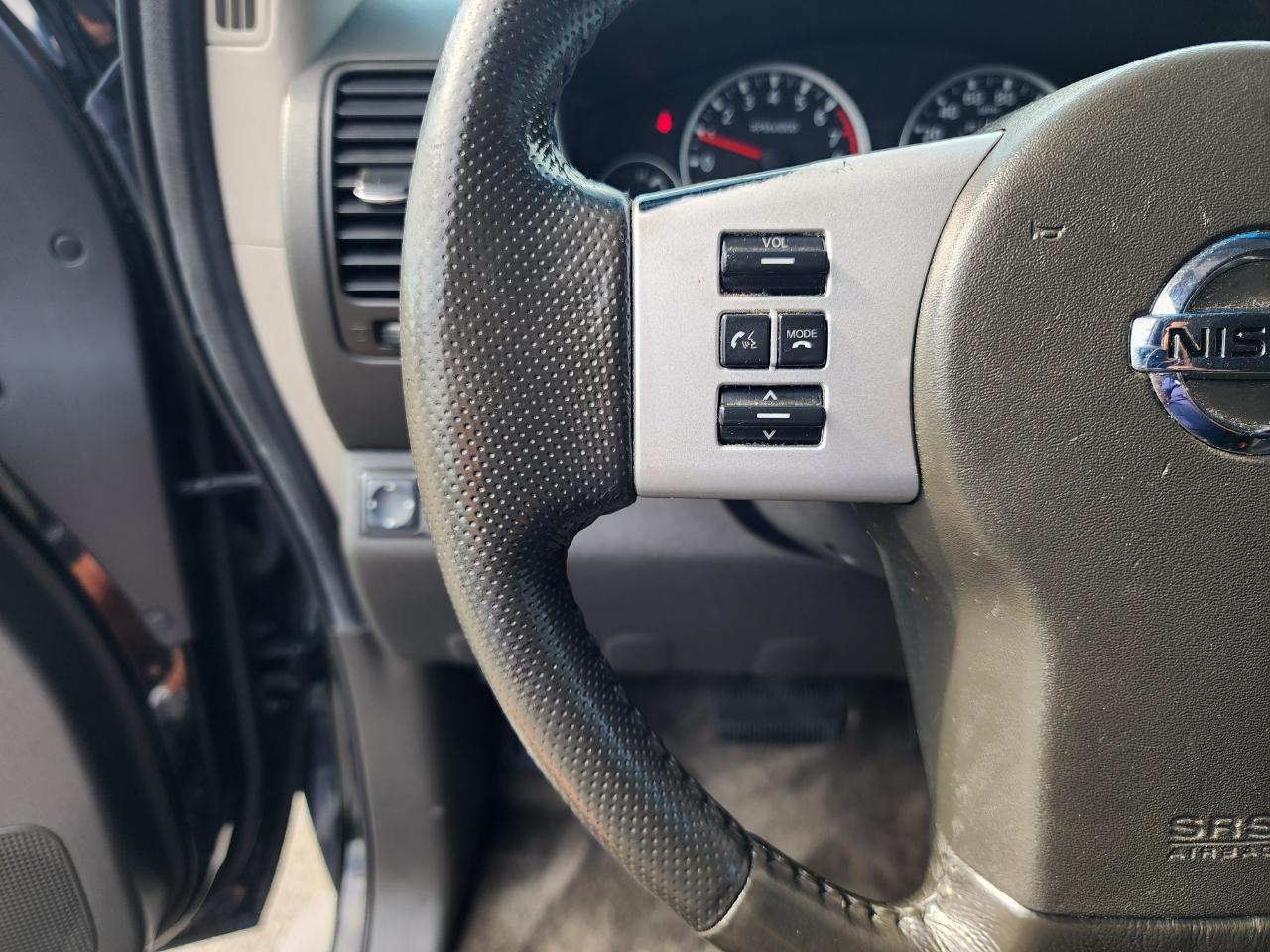 Nissan Pathfinder LE 4WD 2011