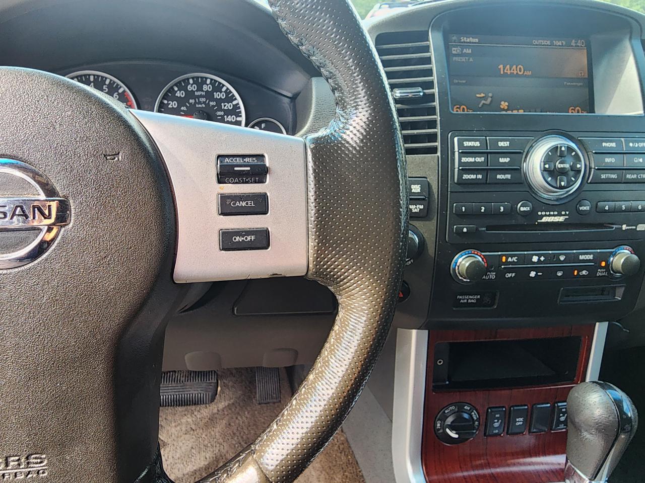 Nissan Pathfinder LE 4WD 2011
