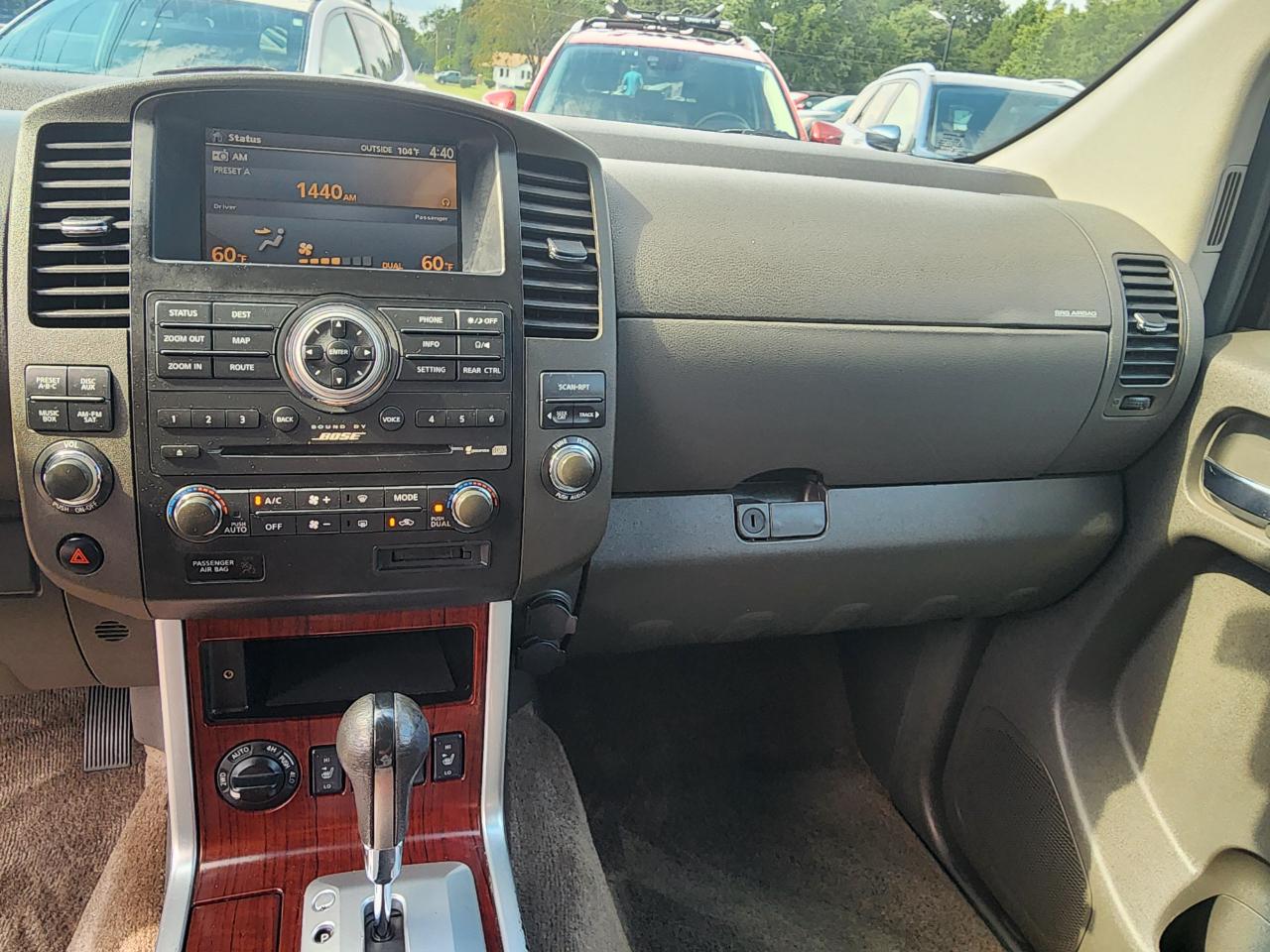 Nissan Pathfinder LE 4WD 2011