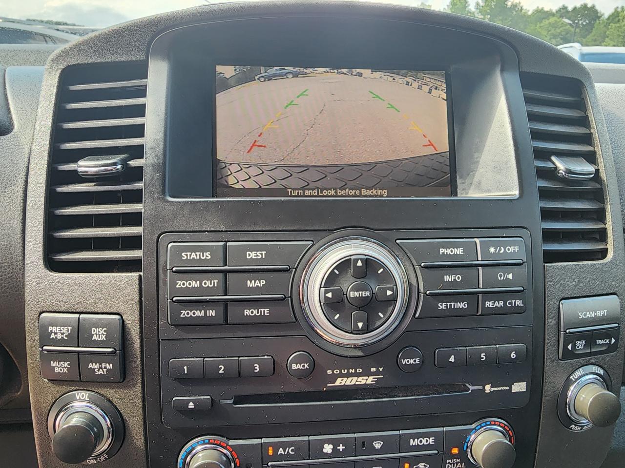 Nissan Pathfinder LE 4WD 2011