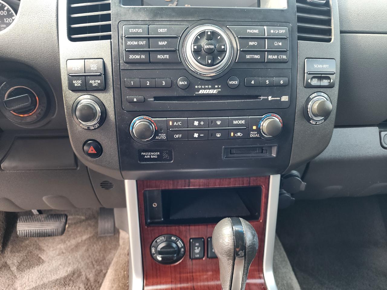 Nissan Pathfinder LE 4WD 2011