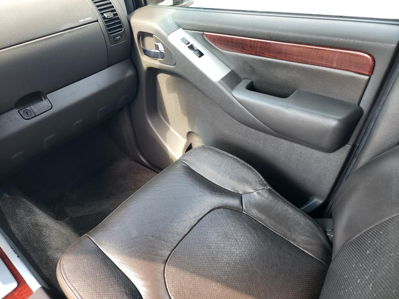 Nissan Pathfinder LE 4WD 2011