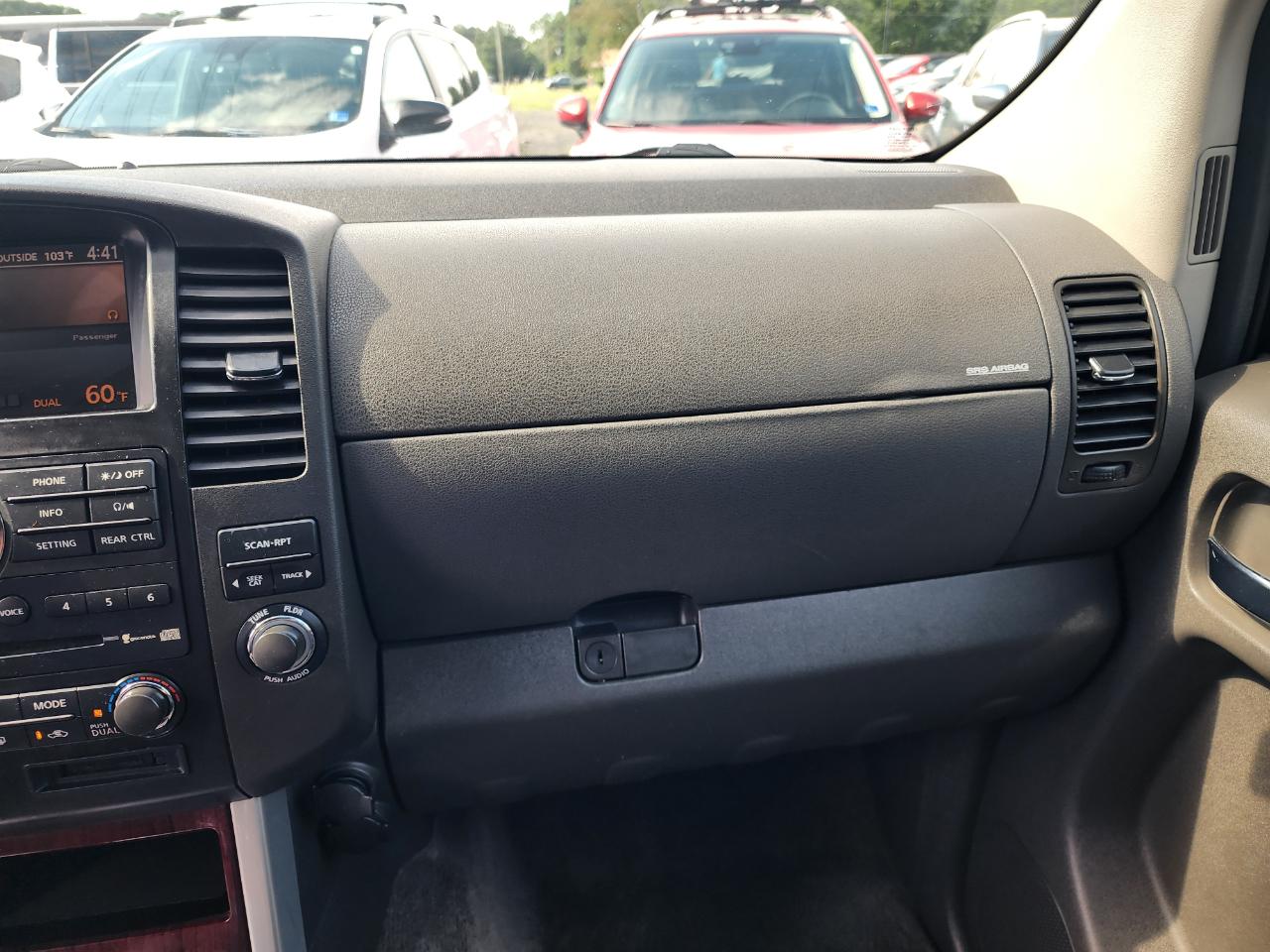 Nissan Pathfinder LE 4WD 2011