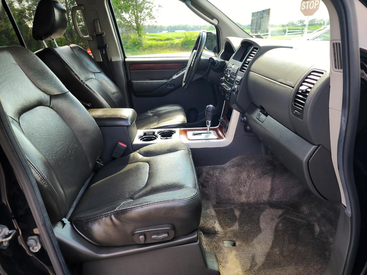 Nissan Pathfinder LE 4WD 2011