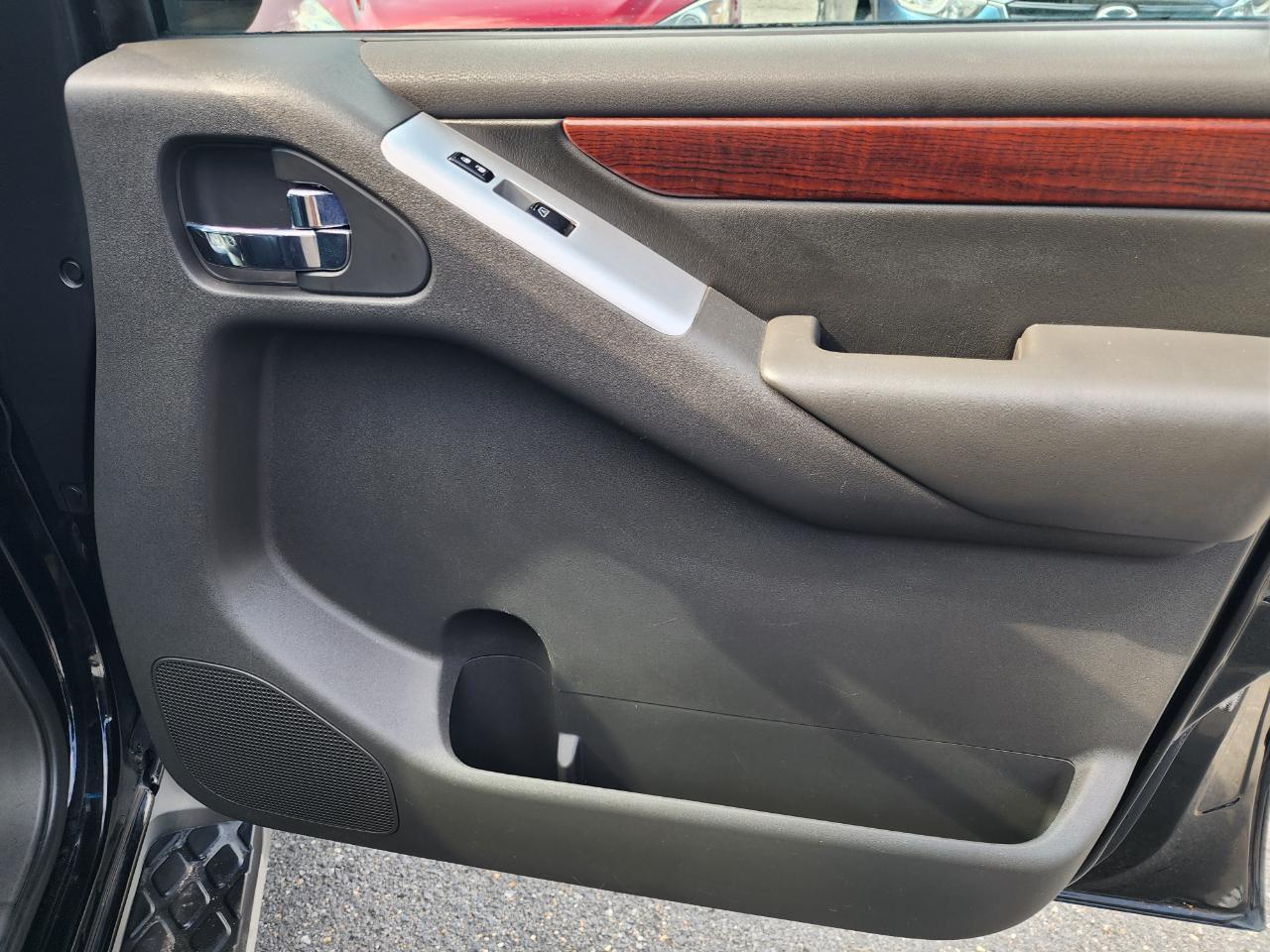 Nissan Pathfinder LE 4WD 2011