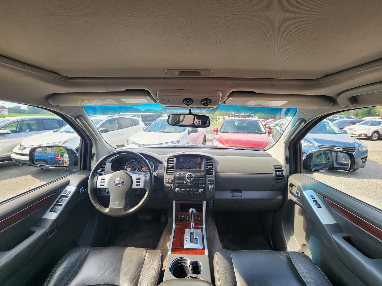 Nissan Pathfinder LE 4WD 2011