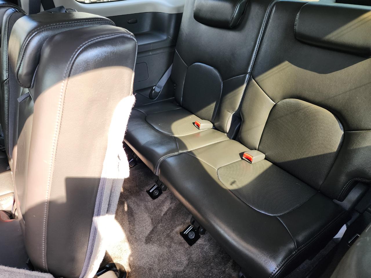 Nissan Pathfinder LE 4WD 2011