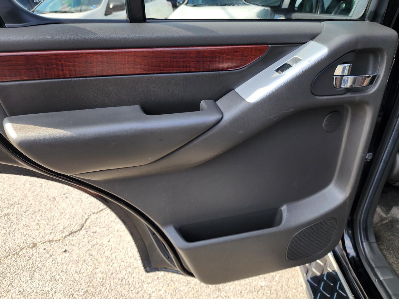 Nissan Pathfinder LE 4WD 2011