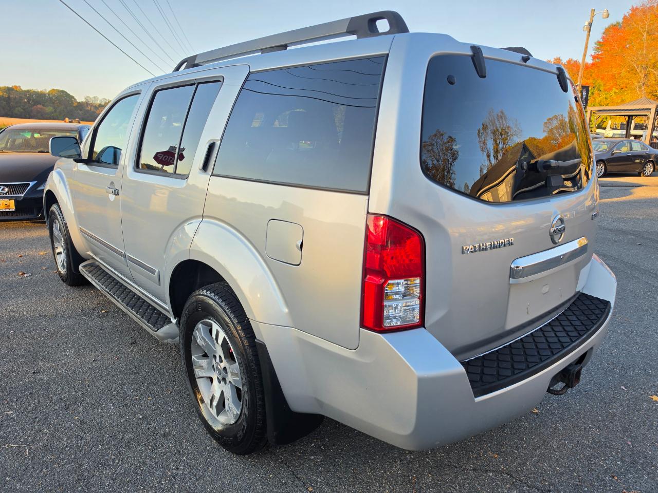 Nissan Pathfinder LE 4WD 2011
