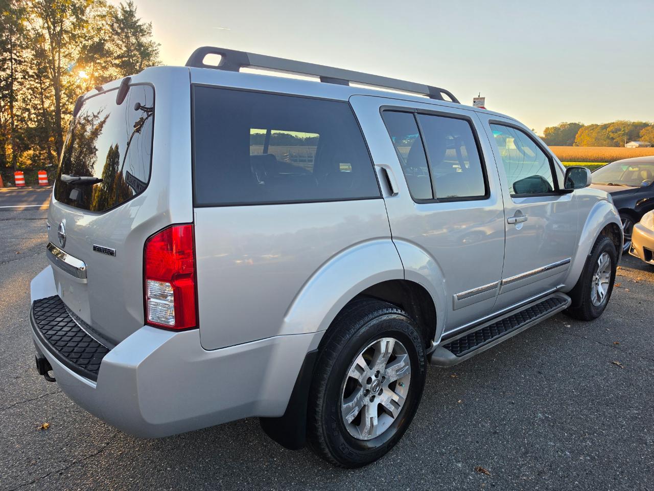 Nissan Pathfinder LE 4WD 2011