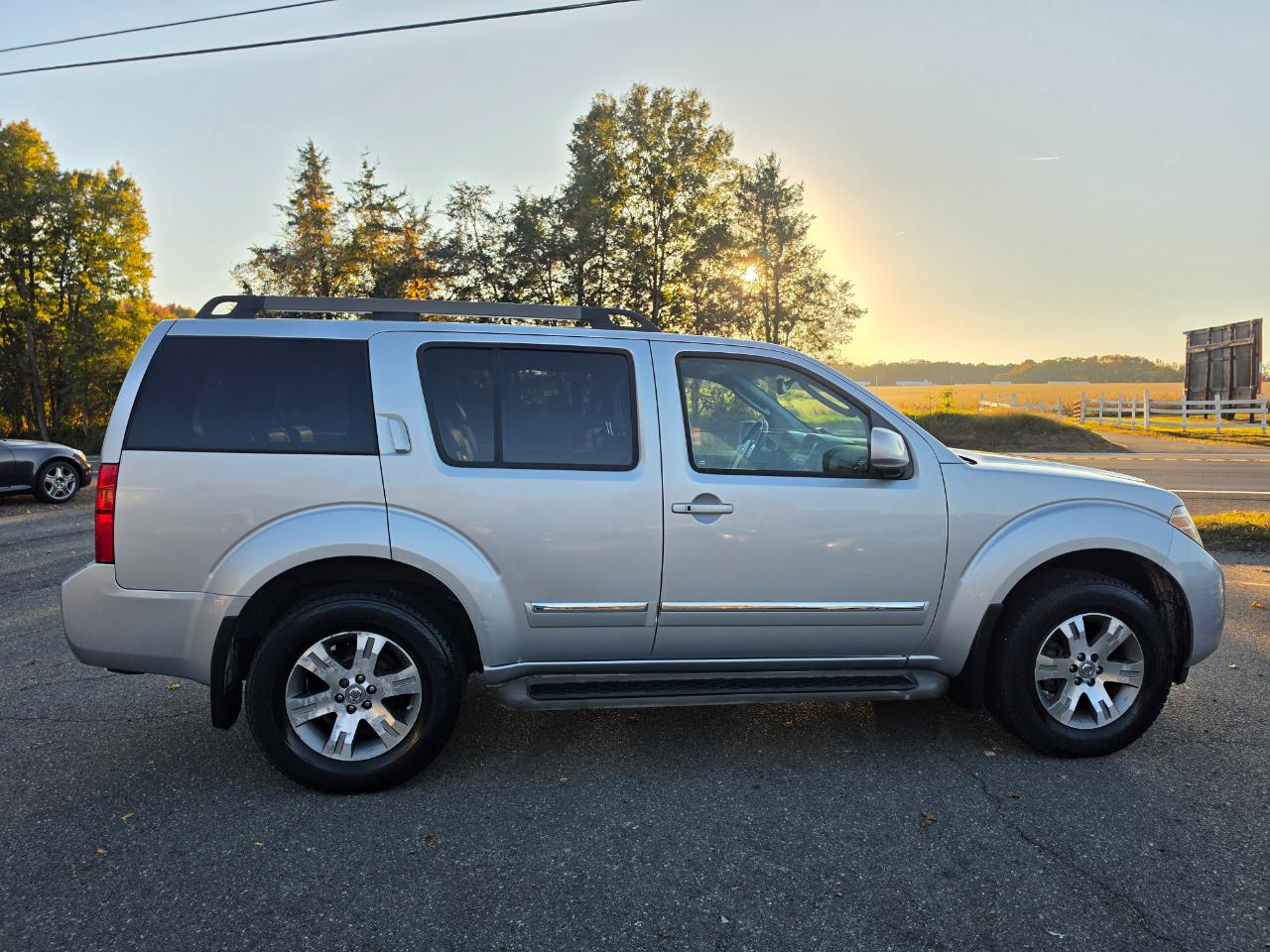 Nissan Pathfinder LE 4WD 2011