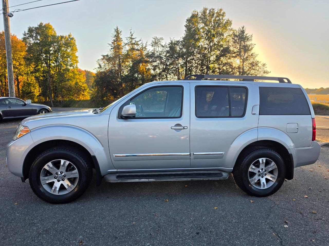 Nissan Pathfinder LE 4WD 2011
