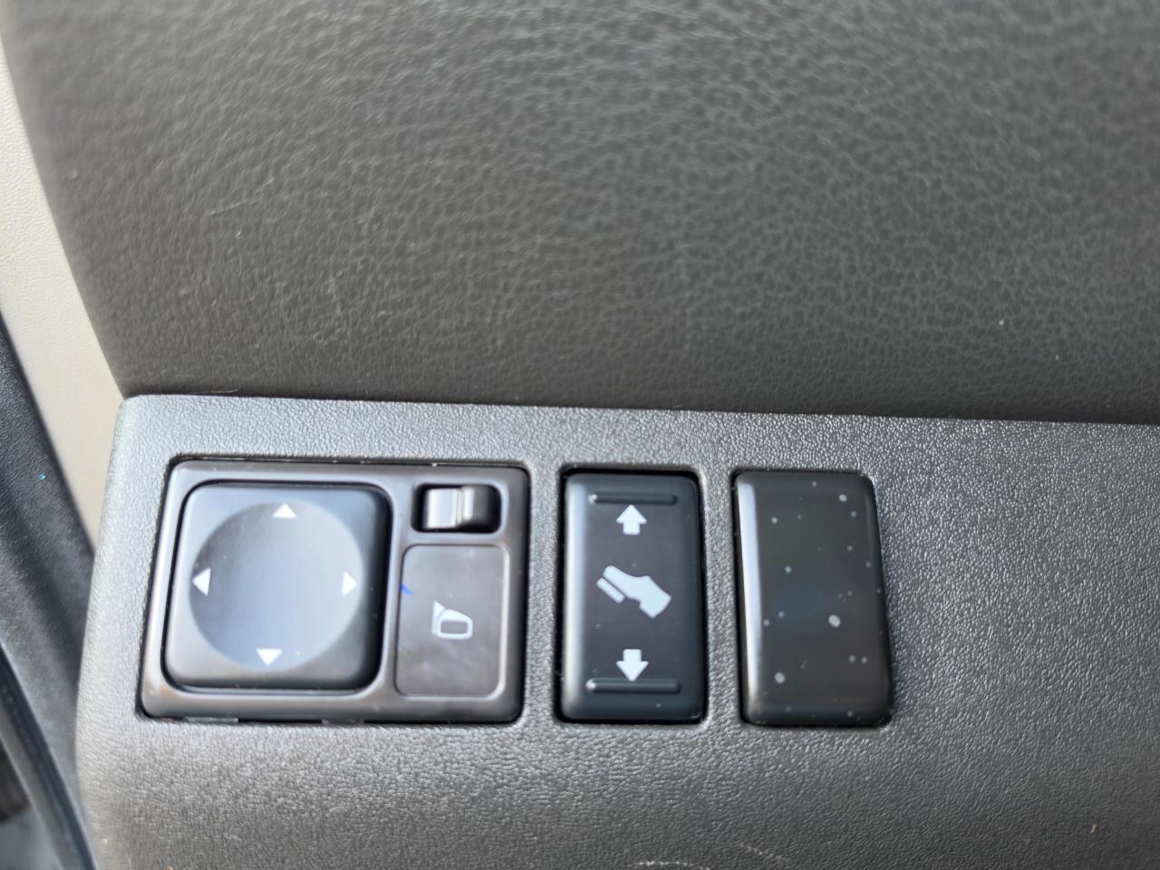 Nissan Pathfinder LE 4WD 2011