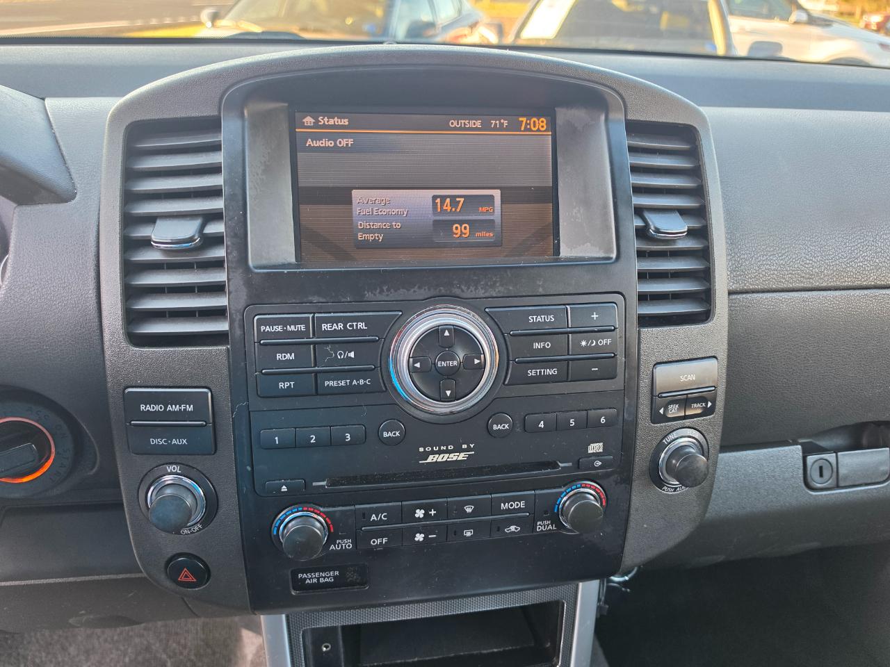 Nissan Pathfinder LE 4WD 2011