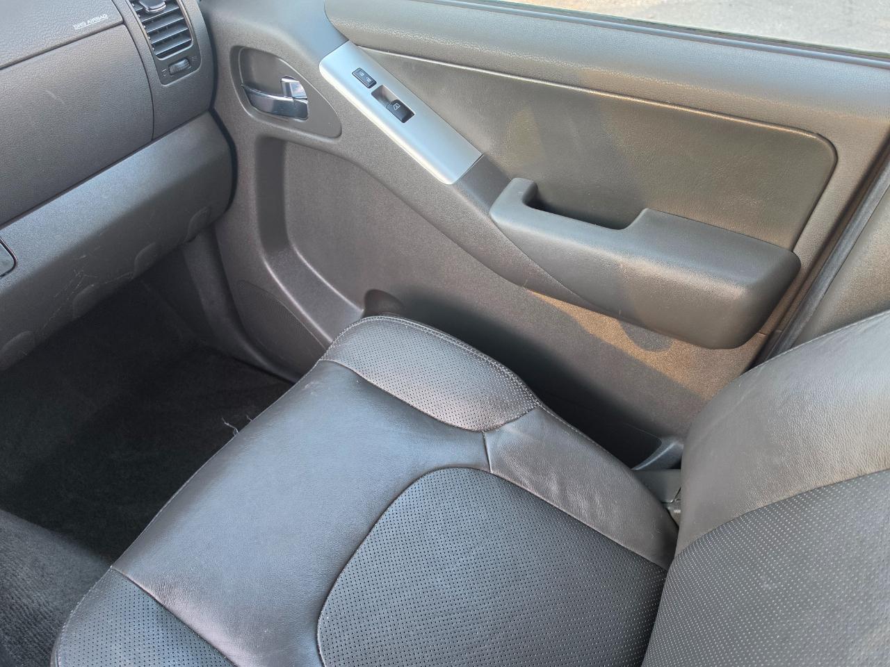 Nissan Pathfinder LE 4WD 2011