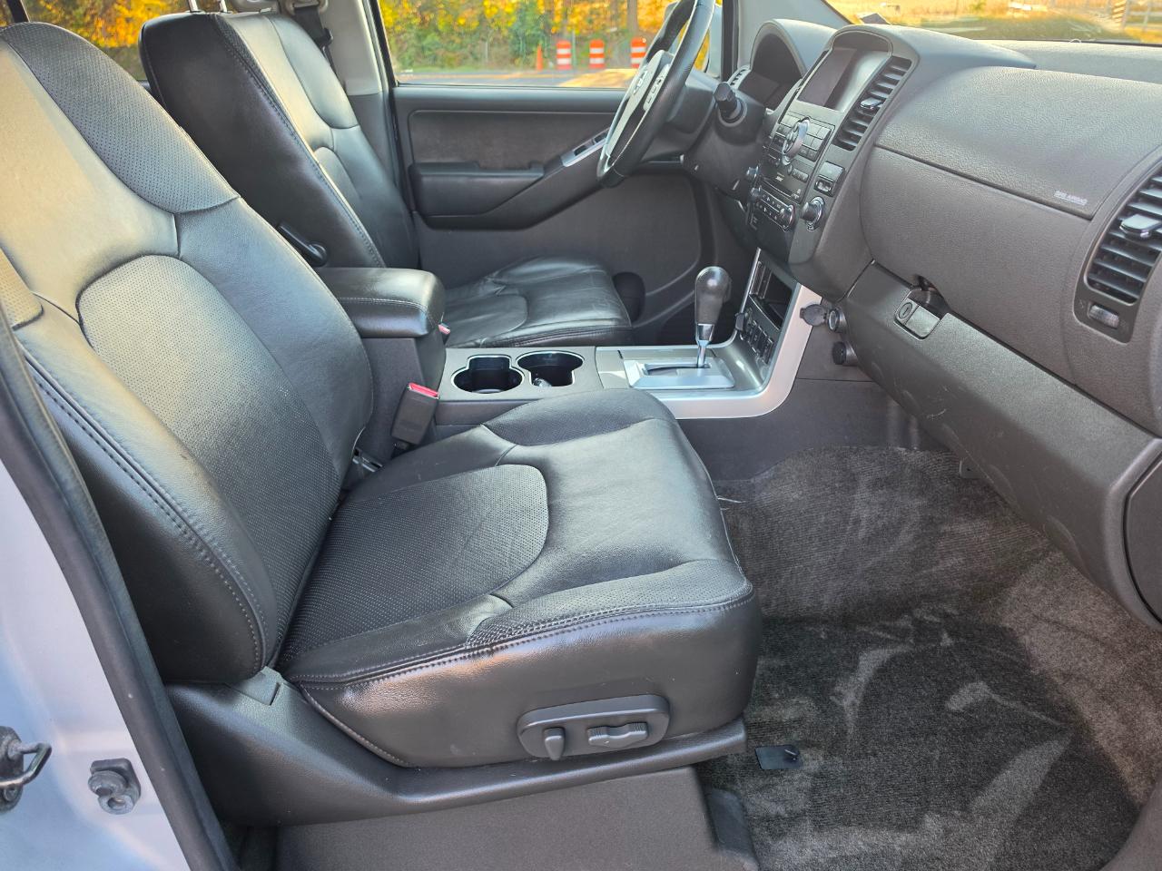 Nissan Pathfinder LE 4WD 2011