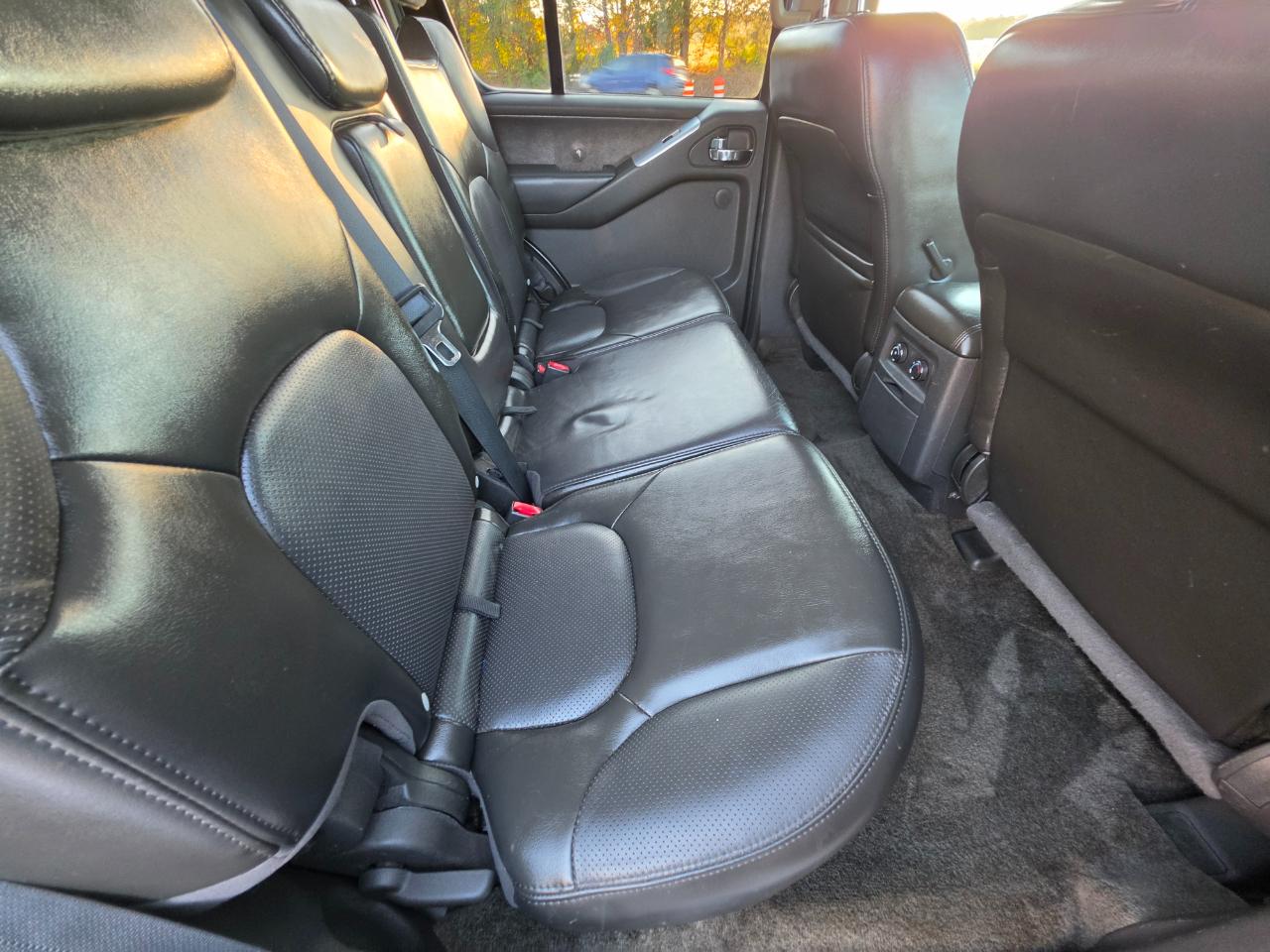 Nissan Pathfinder LE 4WD 2011