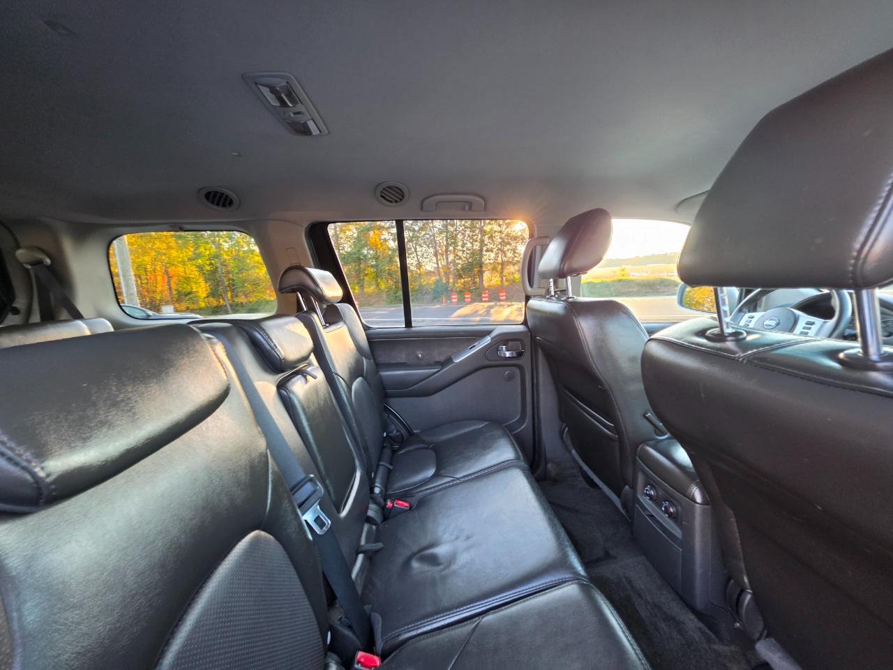 Nissan Pathfinder LE 4WD 2011
