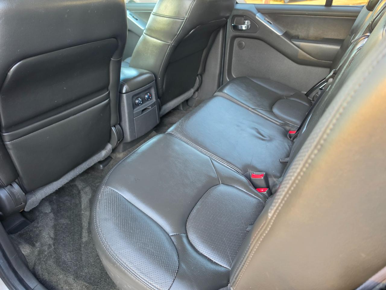 Nissan Pathfinder LE 4WD 2011