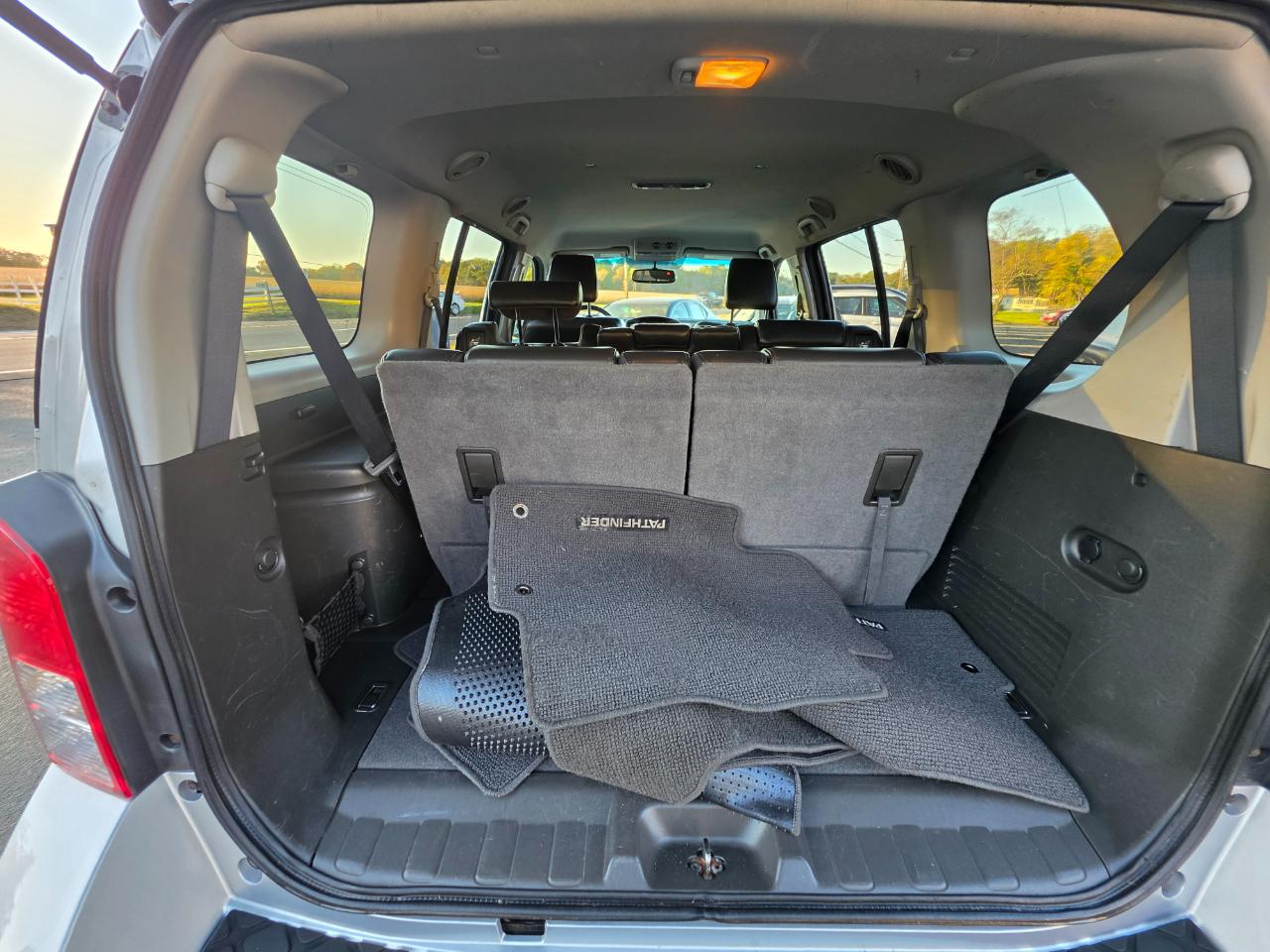 Nissan Pathfinder LE 4WD 2011