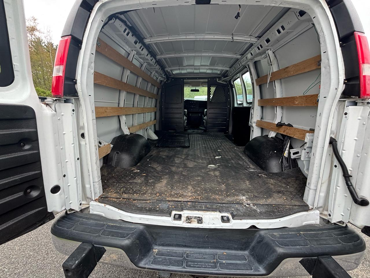 GMC Savana Cargo Van RWD 2500 135" 2019