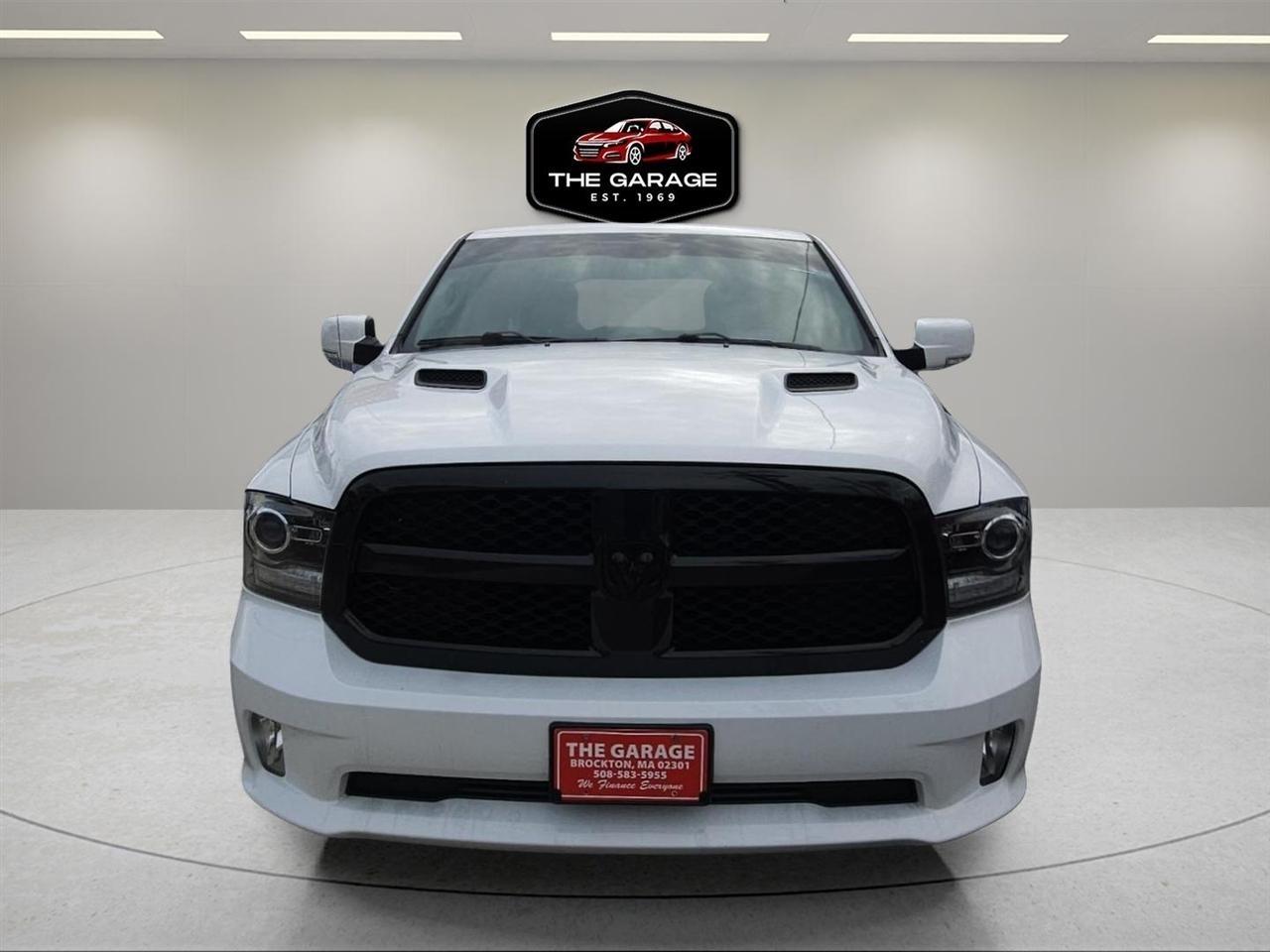 RAM 1500 Night 4x4 Crew Cab 5'7" Box 2017